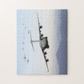 C-17 Globemaster III-Vliegtuig vliegen over de bla Legpuzzel (Verticaal)