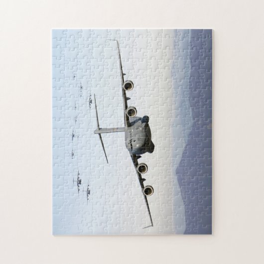 C-17 Globemaster III-Vliegtuig vliegen over de bla Legpuzzel (Verticaal)