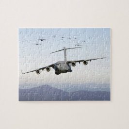 C-17 Globemaster III-Vliegtuig vliegen over de bla Legpuzzel