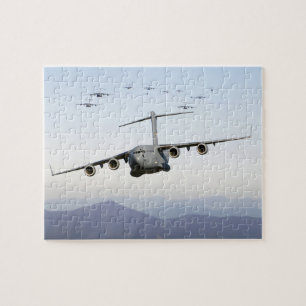 C-17 Globemaster III-Vliegtuig vliegen over de bla Legpuzzel