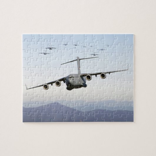 C-17 Globemaster III-Vliegtuig vliegen over de bla Legpuzzel (Horizontaal)