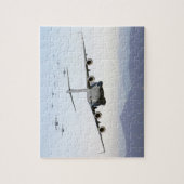 C-17 Globemaster III-Vliegtuig vliegen over de bla Legpuzzel (Verticaal)