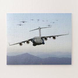 C-17 Globemaster III-Vliegtuig vliegen over de bla Legpuzzel