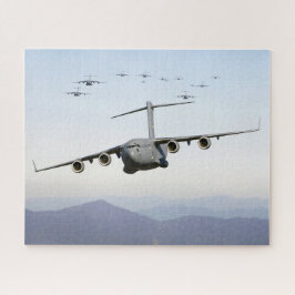 C-17 Globemaster III-vliegtuigen vliegen over Blue Legpuzzel