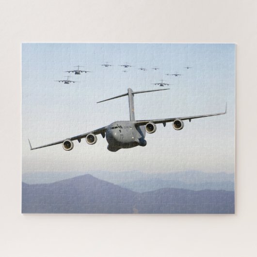 C-17 Globemaster III-vliegtuigen vliegen over Blue Legpuzzel (Horizontaal)