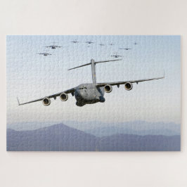 C-17 Globemaster III-vliegtuigen vliegen over Blue Legpuzzel