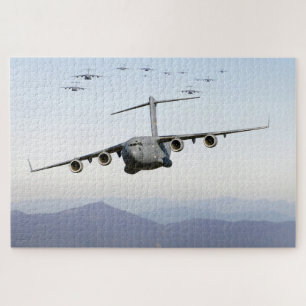 C-17 Globemaster III-vliegtuigen vliegen over Blue Legpuzzel