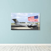 C-17 Globemaster III zit op de vlieglijn Canvas Afdruk (Insitu (Houten vloer))