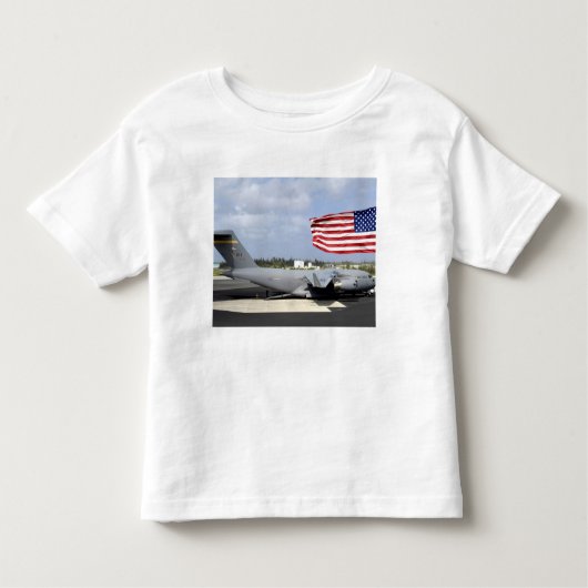 C-17 Globemaster III zit op de vlieglijn Kinder Shirts (Voorkant)