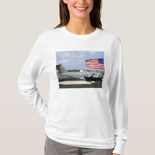 C-17 Globemaster III zit op de vlieglijn T-shirt (Voorkant)