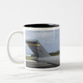 C-17 Globemaster III zit op de vlieglijn Tweekleurige Koffiemok (Links)