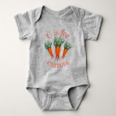C is voor Carrots Bunch Oranje Vegetable Veggie Romper (Voorkant)