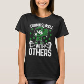 C St Patrick's Day  Drinks Well With Others Irish T-shirt (Voorkant)