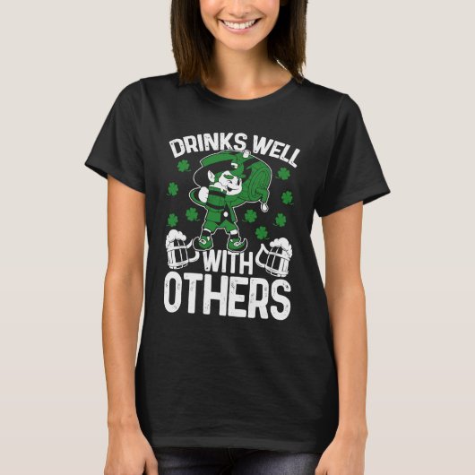 C St Patrick's Day  Drinks Well With Others Irish T-shirt (Voorkant)