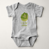 C staat voor CABBAGE Green Veggie Alphabet C Romper (Voorkant)