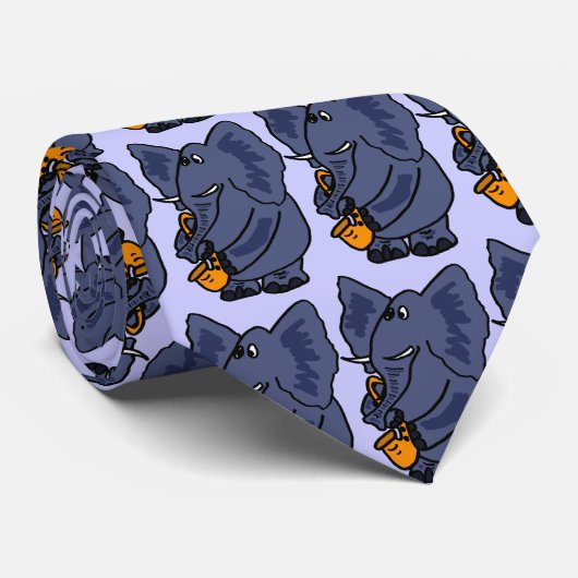 CA- Elephant die het Stropdas van de Saxofone spee (Opgerold)