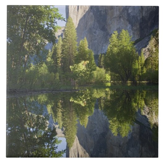 CA, Yosemite NP, El Capitan weerspiegeld in Merced Tegeltje (Voorkant)
