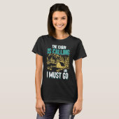 Cabin Is Calling And I Must Go Outdoors Mountain T-shirt (Voorkant volledig)