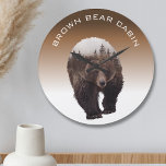 Cabin Mountain Home Decor Brown Beer Grote Klok<br><div class="desc">Dit ontwerp kan op het gebied worden gepersonaliseerd dat door de foto en/of tekst te veranderen wordt verstrekt. Of het kan worden aangepast door te klikken deze Sjabloon personaliseert en dan de klik te kiezen om verdere optie aan te passen en de kleur van de achtergrond te schrappen of te...</div>