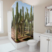 Cacti tuin. Groene hoge cactussen en succulturen g Douchegordijn (In situ)