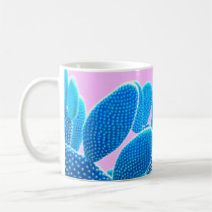 Cactus blauw gekleurd op de roze achtergrond. Mode Koffiemok
