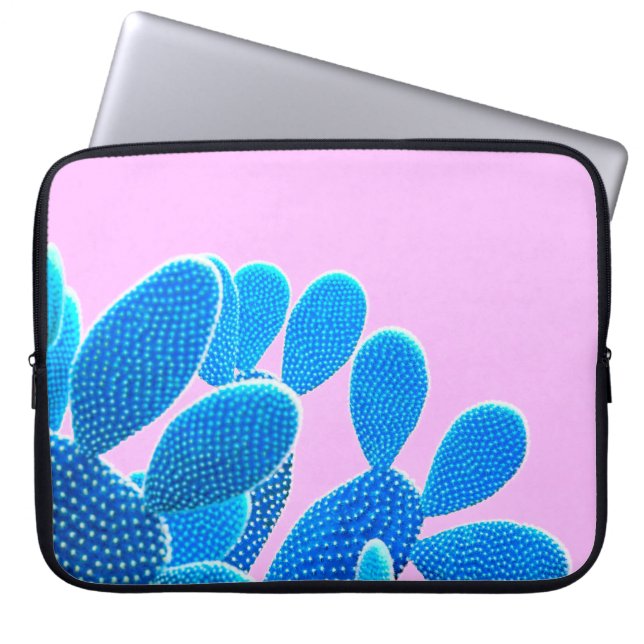 Cactus blauw gekleurd op de roze achtergrond. Mode Laptop Sleeve (Voorkant)