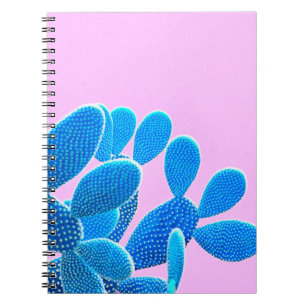Cactus blauw gekleurd op de roze achtergrond. Mode Notitieboek