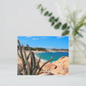 Cactus op Rocky Hilltop over Sandy Beach Briefkaart (Staand voorkant)