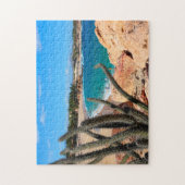 Cactus op Rocky Hilltop over Sandy Beach Legpuzzel (Verticaal)