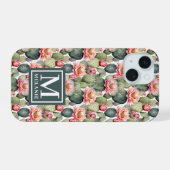 Cactus patroon roze bloemen monogram iPhone 15 case (Achterkant horizontaal)