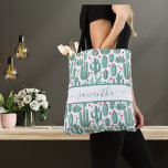 Cactus white green name script tote bag<br><div class="desc">Een witte achtergrond met een wit kikkervormig patroon van geschilde cactus, cactussen en succulenten en rode en groene harten. Voor tienermeisjes en -vrouwen. Personaliseer en voeg jouw naam toe. De naam wordt geschreven met een groot modern handgeschreven stijlmanuscript met letters. Groene gekleurde letters. Om de spoelbeurten te houden schrap slechts...</div>