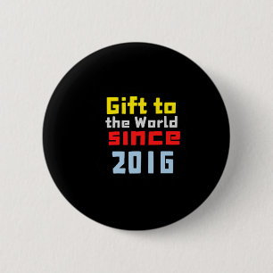 Cadeau aan de wereld sinds 2016 Sticker Ronde Button 5,7 Cm