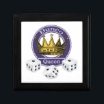 Cadeau geschikt voor een Bunco Queen Cadeaudoosje<br><div class="desc">Bewaar uw Bunco-winsten in deze leuke Bunco-geïnspireerde geschenkdoos. Het ontwerp is voorzien van een gouden koninklijke kroon die geschikt is voor elke Bunco-koningin. Het heeft ook een paarse logo-stijl vorm,  samen met drie witte Bunco-dobbelstenen.</div>