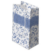 Cadeau Label Birthday 95 Random Number Pattern Blu Klein Cadeauzakje (Achterkant Gekanteld)