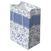 Cadeau Label Birthday 95 Random Number Pattern Blu Medium Cadeauzakje (Achterkant Gekanteld)