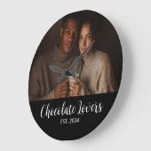 Cadeau met foto van koppel dat chocolade liefheeft grote klok (Hoek)