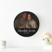 Cadeau met foto van koppel dat chocolade liefheeft grote klok (Huis)