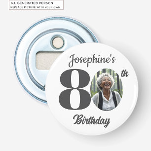 Cadeau voor 80e verjaardagsfeestje met opvallende button flesopener