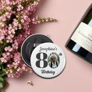Cadeau voor 80e verjaardagsfeestje met opvallende button flesopener