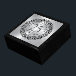 Cadeau voor het 25e Jubileum Cadeaudoosje<br><div class="desc">Zwart  bloemenkanten cirkel op metallic zilveren achtergrond,  aanpasbaar zilveren bruiloft Jubileum. 25 jaar blije herinneringen vieren.  zwarte typografie. Witte diamanten hartaccent.</div>