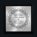 Cadeau voor het 25e Jubileum Cadeaudoosje<br><div class="desc">Herinneer uw 25e trouwdag met dit elegante ontwerp-een zwarte  mandala op een Afbeelding metallische zilvertextuur. Zij worden uitgestraald met witte diamanten voor elk uur-klantgerichte tekst in zwart binnen een glans zilveren cirkel.</div>