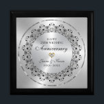 Cadeau voor het 25e Jubileum Cadeaudoosje<br><div class="desc">Herinneer uw 25e trouwdag met dit elegante ontwerp-een zwarte  mandala op een Afbeelding metallische zilvertextuur. Zij worden uitgestraald met witte diamanten voor elk uur-klantgerichte tekst in zwart binnen een glans zilveren cirkel.</div>