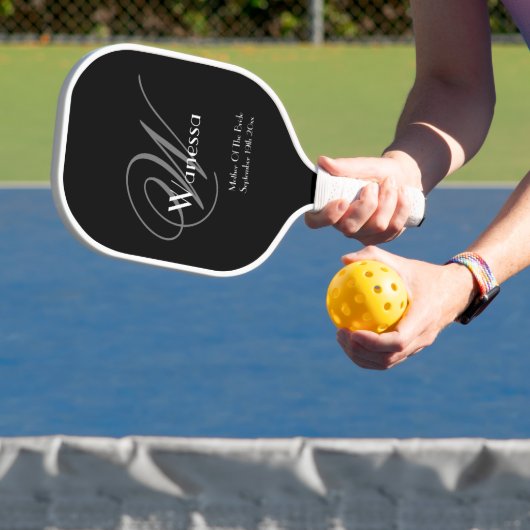 Cadeau voor moeder van bruid Monogram Chic Script  Pickleball Paddle (Insitu)