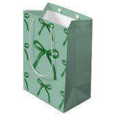 Cadeaubag met leuk elegant groen strikpatroon medium cadeauzakje (Achterkant Gekanteld)