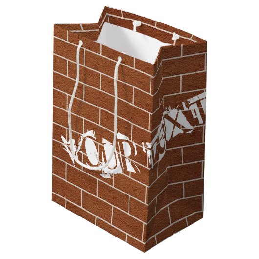 Cadeaubags met stenen muur en aangepaste tekst medium cadeauzakje (Achterkant Gekanteld)
