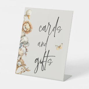Cadeaubonnen voor babyshower met vintage knuffeldi reclamebord met voetstuk