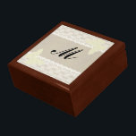 Cadeaudoos voor oranje en oranje monogram cadeaudoosje<br><div class="desc">Wat een betere manier om dat speciale geschenk te cadeaus dan om het in een originele houten cadeaudoos te plaatsen, dat is een uniek en praktisch geschenk op zich. Voeg dat horloge, sieraden, sleutels toe aan de nieuwe auto, wat dan ook. Een cadeau in een cadeau voor een extra speciale...</div>
