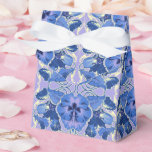Cadeaupapier met oude viooltjes bedankdoosjes<br><div class="desc">Elk cadeau wordt tweemaal zo leuk verpakt in dit cadeaupapier met oude viooltjes. Tintelingen van paars,  lavendel en blauw suggereren een andere tijd waarin dingen langzamer gingen en mensen grote kunst waardeerden. Let op de details die ze zal zien als het hierin is verpakt.</div>