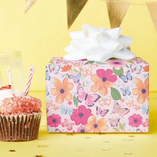 Cadeaupapier met roze bloemen en vlinders (Verjaardagsfeest)
