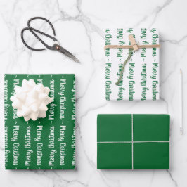 Cadeaus met groene en witte kerst inpakpapier vel